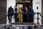 Amsterdam 30 maart 2016
DE Koning van Marokko vertrekt vanuit het Wasldorf Astoriua hotel. Directeur Roberto Payer (directeur Waldorf Astoria) zwaait hem uit. Buiten staan 1000 marokaanen/ fans om hem aan te moedigen.