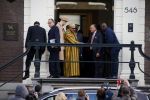 Amsterdam 30 maart 2016
DE Koning van Marokko vertrekt vanuit het Wasldorf Astoriua hotel. Directeur Roberto Payer (directeur Waldorf Astoria) zwaait hem uit. Buiten staan 1000 marokaanen/ fans om hem aan te moedigen.