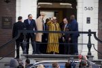 Amsterdam 30 maart 2016
DE Koning van Marokko vertrekt vanuit het Wasldorf Astoriua hotel. Directeur Roberto Payer (directeur Waldorf Astoria) zwaait hem uit. Buiten staan 1000 marokaanen/ fans om hem aan te moedigen.