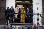 Amsterdam 30 maart 2016
DE Koning van Marokko vertrekt vanuit het Wasldorf Astoriua hotel. Directeur Roberto Payer (directeur Waldorf Astoria) zwaait hem uit. Buiten staan 1000 marokaanen/ fans om hem aan te moedigen.