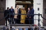 Amsterdam 30 maart 2016
DE Koning van Marokko vertrekt vanuit het Wasldorf Astoriua hotel. Directeur Roberto Payer (directeur Waldorf Astoria) zwaait hem uit. Buiten staan 1000 marokaanen/ fans om hem aan te moedigen.