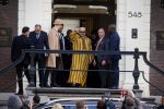Amsterdam 30 maart 2016
DE Koning van Marokko vertrekt vanuit het Wasldorf Astoriua hotel. Directeur Roberto Payer (directeur Waldorf Astoria) zwaait hem uit. Buiten staan 1000 marokaanen/ fans om hem aan te moedigen.