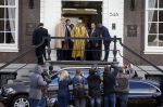 Amsterdam 30 maart 2016
DE Koning van Marokko vertrekt vanuit het Wasldorf Astoriua hotel. Directeur Roberto Payer (directeur Waldorf Astoria) zwaait hem uit. Buiten staan 1000 marokaanen/ fans om hem aan te moedigen.