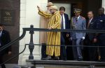 Amsterdam 30 maart 2016
DE Koning van Marokko vertrekt vanuit het Wasldorf Astoriua hotel. Directeur Roberto Payer (directeur Waldorf Astoria) zwaait hem uit. Buiten staan 1000 marokaanen/ fans om hem aan te moedigen.