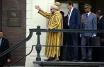 Amsterdam 30 maart 2016
DE Koning van Marokko vertrekt vanuit het Wasldorf Astoriua hotel. Directeur Roberto Payer (directeur Waldorf Astoria) zwaait hem uit. Buiten staan 1000 marokaanen/ fans om hem aan te moedigen.