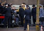 Amsterdam 30 maart 2016
DE Koning van Marokko vertrekt vanuit het Wasldorf Astoriua hotel. Directeur Roberto Payer (directeur Waldorf Astoria) zwaait hem uit. Buiten staan 1000 marokaanen/ fans om hem aan te moedigen.