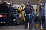 Amsterdam 30 maart 2016
DE Koning van Marokko vertrekt vanuit het Wasldorf Astoriua hotel. Directeur Roberto Payer (directeur Waldorf Astoria) zwaait hem uit. Buiten staan 1000 marokaanen/ fans om hem aan te moedigen.