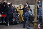 Amsterdam 30 maart 2016
DE Koning van Marokko vertrekt vanuit het Wasldorf Astoriua hotel. Directeur Roberto Payer (directeur Waldorf Astoria) zwaait hem uit. Buiten staan 1000 marokaanen/ fans om hem aan te moedigen.
