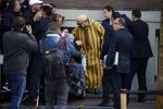 Amsterdam 30 maart 2016
DE Koning van Marokko vertrekt vanuit het Wasldorf Astoriua hotel. Directeur Roberto Payer (directeur Waldorf Astoria) zwaait hem uit. Buiten staan 1000 marokaanen/ fans om hem aan te moedigen.
