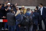 Amsterdam 30 maart 2016
DE Koning van Marokko vertrekt vanuit het Wasldorf Astoriua hotel. Directeur Roberto Payer (directeur Waldorf Astoria) zwaait hem uit. Buiten staan 1000 marokaanen/ fans om hem aan te moedigen.