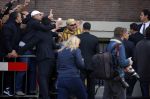 Amsterdam 30 maart 2016
DE Koning van Marokko vertrekt vanuit het Wasldorf Astoriua hotel. Directeur Roberto Payer (directeur Waldorf Astoria) zwaait hem uit. Buiten staan 1000 marokaanen/ fans om hem aan te moedigen.