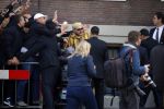 Amsterdam 30 maart 2016
DE Koning van Marokko vertrekt vanuit het Wasldorf Astoriua hotel. Directeur Roberto Payer (directeur Waldorf Astoria) zwaait hem uit. Buiten staan 1000 marokaanen/ fans om hem aan te moedigen.