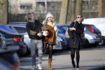 Amsterdam 12 maart 2016 
Lauren Verster met haar nieuwe vriend Jasper Diepeveen en Kimberley Klaver bij de bosbaan.