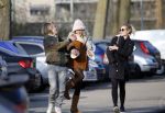 Amsterdam 12 maart 2016 
Lauren Verster met haar nieuwe vriend Jasper Diepeveen en Kimberley Klaver bij de bosbaan.