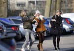 Amsterdam 12 maart 2016 
Lauren Verster met haar nieuwe vriend Jasper Diepeveen en Kimberley Klaver bij de bosbaan.