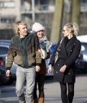 Amsterdam 12 maart 2016 
Lauren Verster met haar nieuwe vriend Jasper Diepeveen en Kimberley Klaver bij de bosbaan.