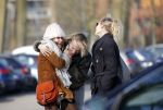 Amsterdam 12 maart 2016 
Lauren Verster met haar nieuwe vriend Jasper Diepeveen en Kimberley Klaver bij de bosbaan.