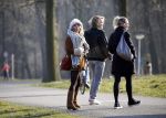 Amsterdam 12 maart 2016 
Lauren Verster met haar nieuwe vriend Jasper Diepeveen en Kimberley Klaver bij de bosbaan.