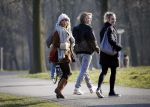 Amsterdam 12 maart 2016 
Lauren Verster met haar nieuwe vriend Jasper Diepeveen en Kimberley Klaver bij de bosbaan.