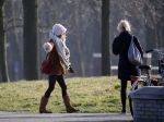 Amsterdam 12 maart 2016 
Lauren Verster met haar nieuwe vriend Jasper Diepeveen en Kimberley Klaver bij de bosbaan.