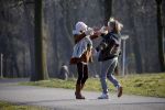 Amsterdam 12 maart 2016 
Lauren Verster met haar nieuwe vriend Jasper Diepeveen en Kimberley Klaver bij de bosbaan.