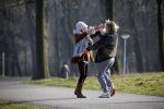 Amsterdam 12 maart 2016 
Lauren Verster met haar nieuwe vriend Jasper Diepeveen en Kimberley Klaver bij de bosbaan.