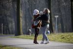 Amsterdam 12 maart 2016 
Lauren Verster met haar nieuwe vriend Jasper Diepeveen en Kimberley Klaver bij de bosbaan.