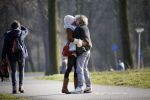 Amsterdam 12 maart 2016 
Lauren Verster met haar nieuwe vriend Jasper Diepeveen en Kimberley Klaver bij de bosbaan.
