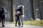 Amsterdam 12 maart 2016 
Lauren Verster met haar nieuwe vriend Jasper Diepeveen en Kimberley Klaver bij de bosbaan.