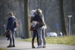 Amsterdam 12 maart 2016 
Lauren Verster met haar nieuwe vriend Jasper Diepeveen en Kimberley Klaver bij de bosbaan.