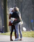 Amsterdam 12 maart 2016 
Lauren Verster met haar nieuwe vriend Jasper Diepeveen en Kimberley Klaver bij de bosbaan.