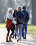 Amsterdam 12 maart 2016 
Lauren Verster met haar nieuwe vriend Jasper Diepeveen en Kimberley Klaver bij de bosbaan.