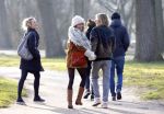 Amsterdam 12 maart 2016 
Lauren Verster met haar nieuwe vriend Jasper Diepeveen en Kimberley Klaver bij de bosbaan.