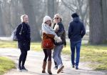 Amsterdam 12 maart 2016 
Lauren Verster met haar nieuwe vriend Jasper Diepeveen en Kimberley Klaver bij de bosbaan.