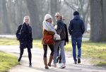 Amsterdam 12 maart 2016 
Lauren Verster met haar nieuwe vriend Jasper Diepeveen en Kimberley Klaver bij de bosbaan.