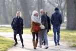 Amsterdam 12 maart 2016 
Lauren Verster met haar nieuwe vriend Jasper Diepeveen en Kimberley Klaver bij de bosbaan.