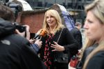 Amsterdam 5 april 2016
Rechtszaak Arrold v d Hurk bijgestaan door Peter Plasman tegen Miljoenenjacht. Linda de Mol werd gehoord als getuige. De dochter van Anita Meijer Patty de Leeuwe was advocaat van Linda.
De rechtszaak was in de rechtbank op de parnassusweg. Xenia Kasper ( manager linda) is er ook bij.