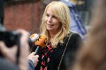 Amsterdam 5 april 2016
Rechtszaak Arrold v d Hurk bijgestaan door Peter Plasman tegen Miljoenenjacht. Linda de Mol werd gehoord als getuige. De dochter van Anita Meijer Patty de Leeuwe was advocaat van Linda.
De rechtszaak was in de rechtbank op de parnassusweg. Xenia Kasper ( manager linda) is er ook bij.
