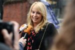 Amsterdam 5 april 2016
Rechtszaak Arrold v d Hurk bijgestaan door Peter Plasman tegen Miljoenenjacht. Linda de Mol werd gehoord als getuige. De dochter van Anita Meijer Patty de Leeuwe was advocaat van Linda.
De rechtszaak was in de rechtbank op de parnassusweg. Xenia Kasper ( manager linda) is er ook bij.