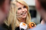 Amsterdam 5 april 2016
Rechtszaak Arrold v d Hurk bijgestaan door Peter Plasman tegen Miljoenenjacht. Linda de Mol werd gehoord als getuige. De dochter van Anita Meijer Patty de Leeuwe was advocaat van Linda.
De rechtszaak was in de rechtbank op de parnassusweg. Xenia Kasper ( manager linda) is er ook bij.