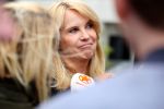 Amsterdam 5 april 2016
Rechtszaak Arrold v d Hurk bijgestaan door Peter Plasman tegen Miljoenenjacht. Linda de Mol werd gehoord als getuige. De dochter van Anita Meijer Patty de Leeuwe was advocaat van Linda.
De rechtszaak was in de rechtbank op de parnassusweg. Xenia Kasper ( manager linda) is er ook bij.