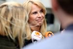 Amsterdam 5 april 2016
Rechtszaak Arrold v d Hurk bijgestaan door Peter Plasman tegen Miljoenenjacht. Linda de Mol werd gehoord als getuige. De dochter van Anita Meijer Patty de Leeuwe was advocaat van Linda.
De rechtszaak was in de rechtbank op de parnassusweg. Xenia Kasper ( manager linda) is er ook bij.