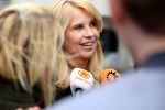 Amsterdam 5 april 2016
Rechtszaak Arrold v d Hurk bijgestaan door Peter Plasman tegen Miljoenenjacht. Linda de Mol werd gehoord als getuige. De dochter van Anita Meijer Patty de Leeuwe was advocaat van Linda.
De rechtszaak was in de rechtbank op de parnassusweg. Xenia Kasper ( manager linda) is er ook bij.