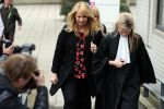 Amsterdam 5 april 2016
Rechtszaak Arrold v d Hurk bijgestaan door Peter Plasman tegen Miljoenenjacht. Linda de Mol werd gehoord als getuige. De dochter van Anita Meijer Patty de Leeuwe was advocaat van Linda.
De rechtszaak was in de rechtbank op de parnassusweg. Xenia Kasper ( manager linda) is er ook bij.