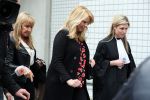 Amsterdam 5 april 2016
Rechtszaak Arrold v d Hurk bijgestaan door Peter Plasman tegen Miljoenenjacht. Linda de Mol werd gehoord als getuige. De dochter van Anita Meijer Patty de Leeuwe was advocaat van Linda.
De rechtszaak was in de rechtbank op de parnassusweg. Xenia Kasper ( manager linda) is er ook bij.