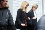 Amsterdam 5 april 2016
Rechtszaak Arrold v d Hurk bijgestaan door Peter Plasman tegen Miljoenenjacht. Linda de Mol werd gehoord als getuige. De dochter van Anita Meijer Patty de Leeuwe was advocaat van Linda.
De rechtszaak was in de rechtbank op de parnassusweg. Xenia Kasper ( manager linda) is er ook bij.