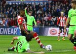 Eindhoven, 20 Maart 2016 Kompetitiewedstrijd PSV-AJAX, eindstand 0-2
Luciano Narsingh in duel met Mitchell Dijks