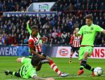 Eindhoven, 20 Maart 2016 Kompetitiewedstrijd PSV-AJAX, eindstand 0-2
Luciano Narsingh in duel met Mitchell Dijks