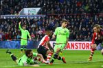 Eindhoven, 20 Maart 2016 Kompetitiewedstrijd PSV-AJAX, eindstand 0-2
Luciano Narsingh in duel met Mitchell Dijks