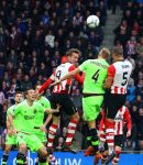 Eindhoven, 20 Maart 2016 Kompetitiewedstrijd PSV-AJAX, eindstand 0-2
Luuk de Jong in duel met Mike v d Hoorn